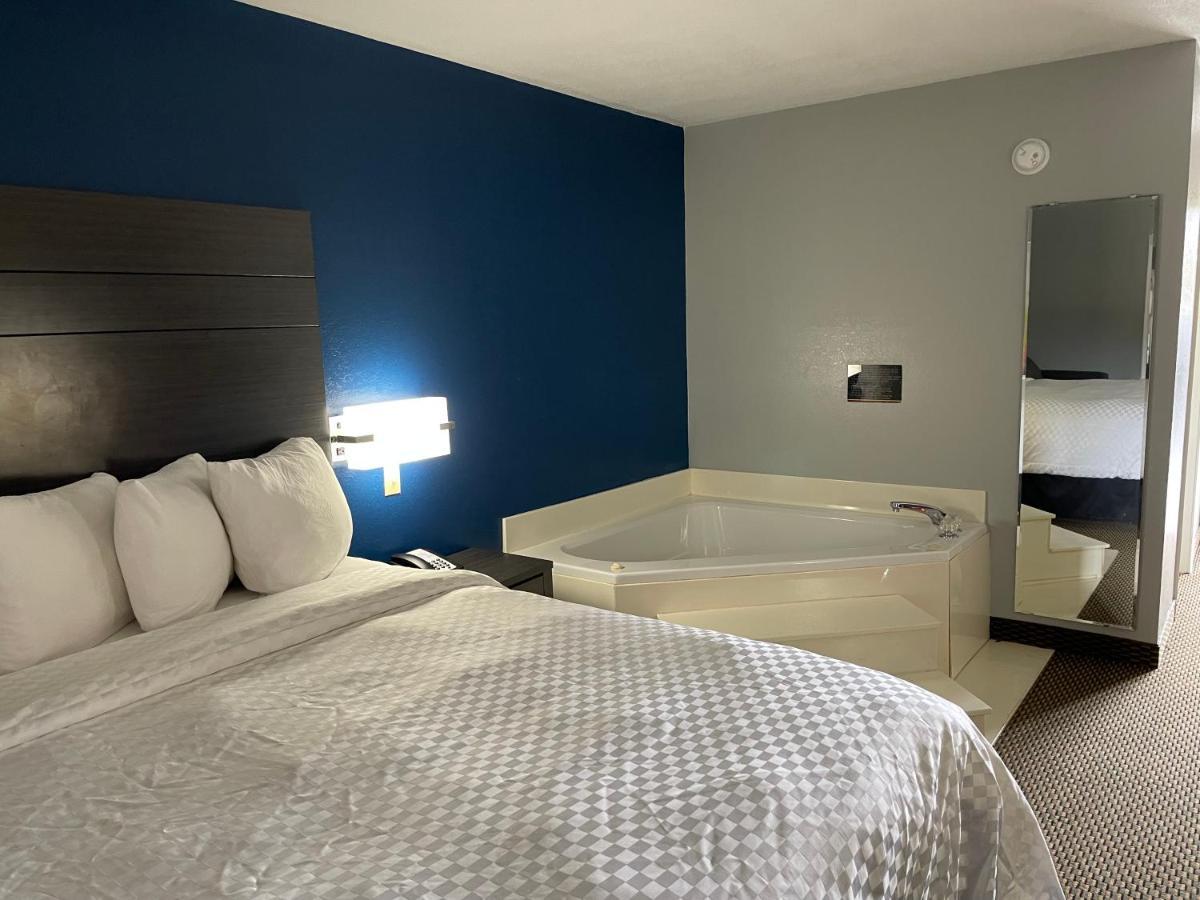 Clairmont Inn & Suites - Warren المظهر الخارجي الصورة