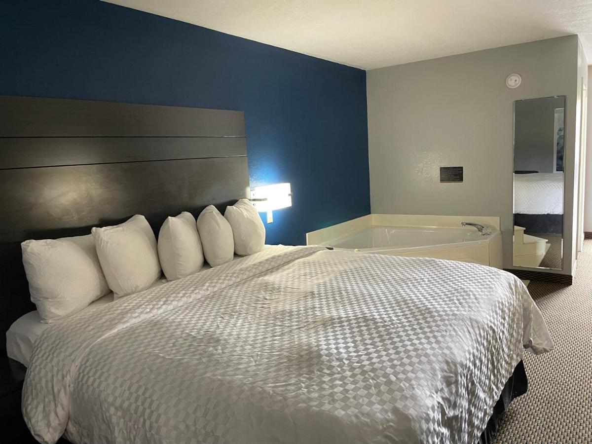 Clairmont Inn & Suites - Warren المظهر الخارجي الصورة