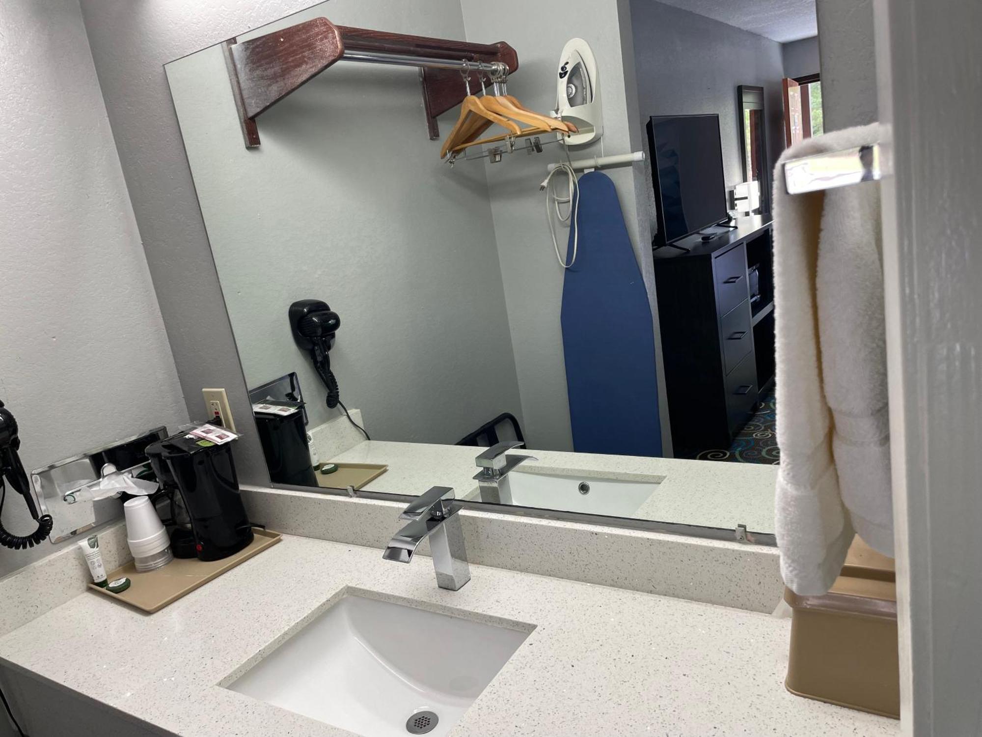 Clairmont Inn & Suites - Warren المظهر الخارجي الصورة