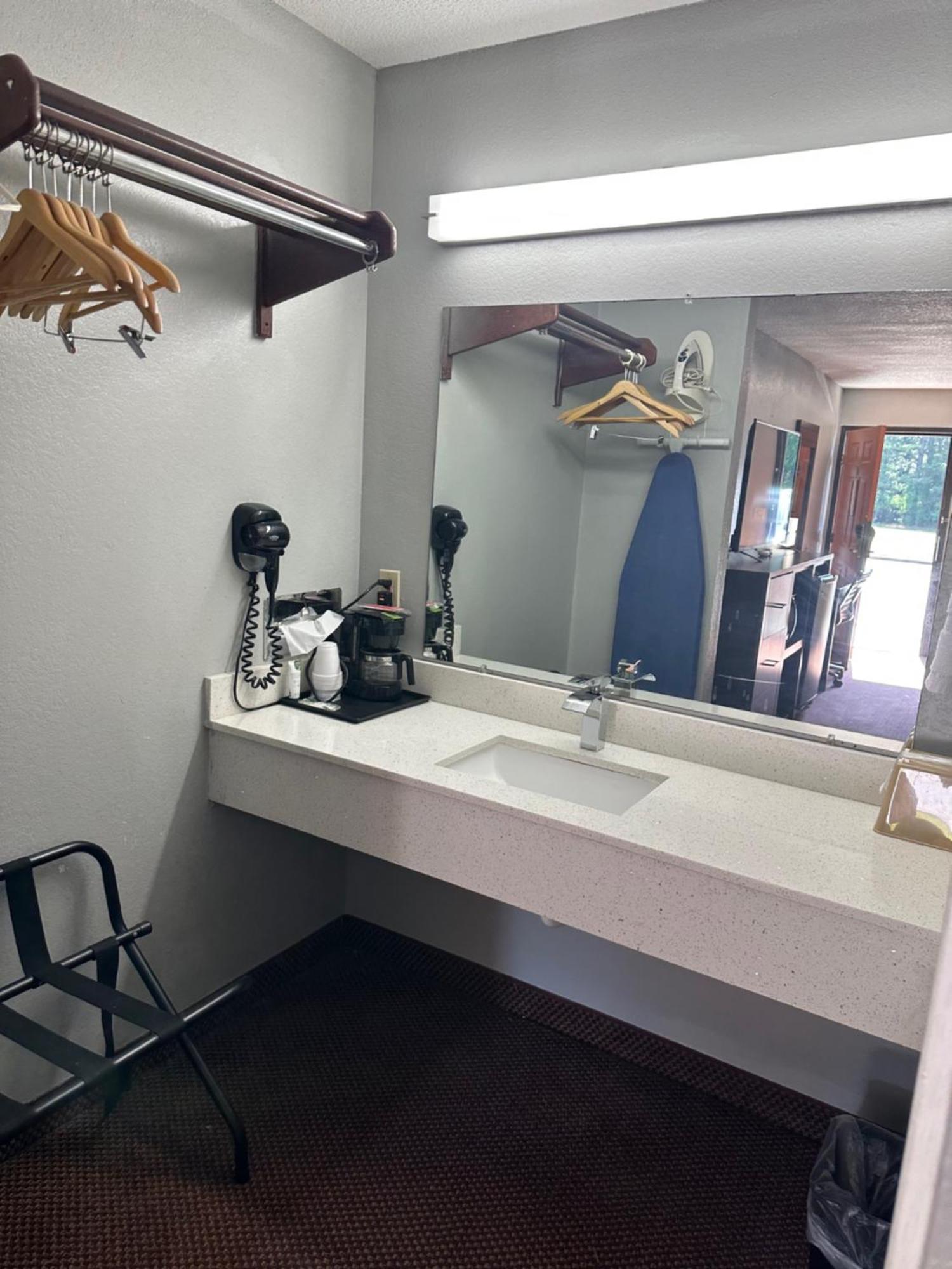 Clairmont Inn & Suites - Warren المظهر الخارجي الصورة