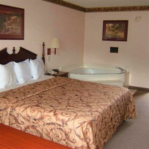 Clairmont Inn & Suites - Warren الغرفة الصورة