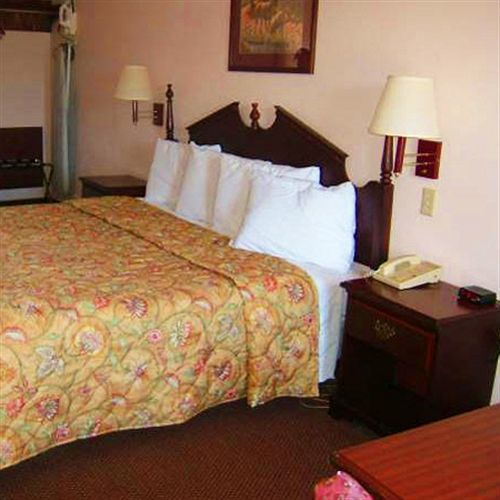 Clairmont Inn & Suites - Warren الغرفة الصورة