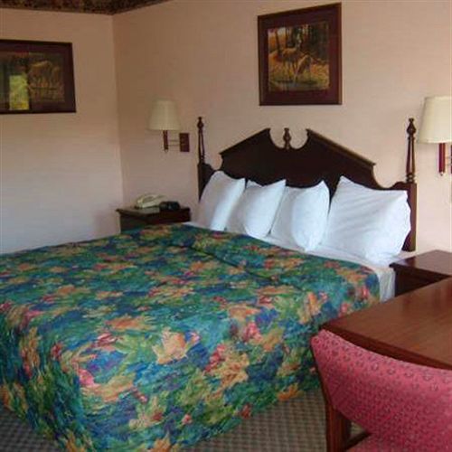 Clairmont Inn & Suites - Warren الغرفة الصورة